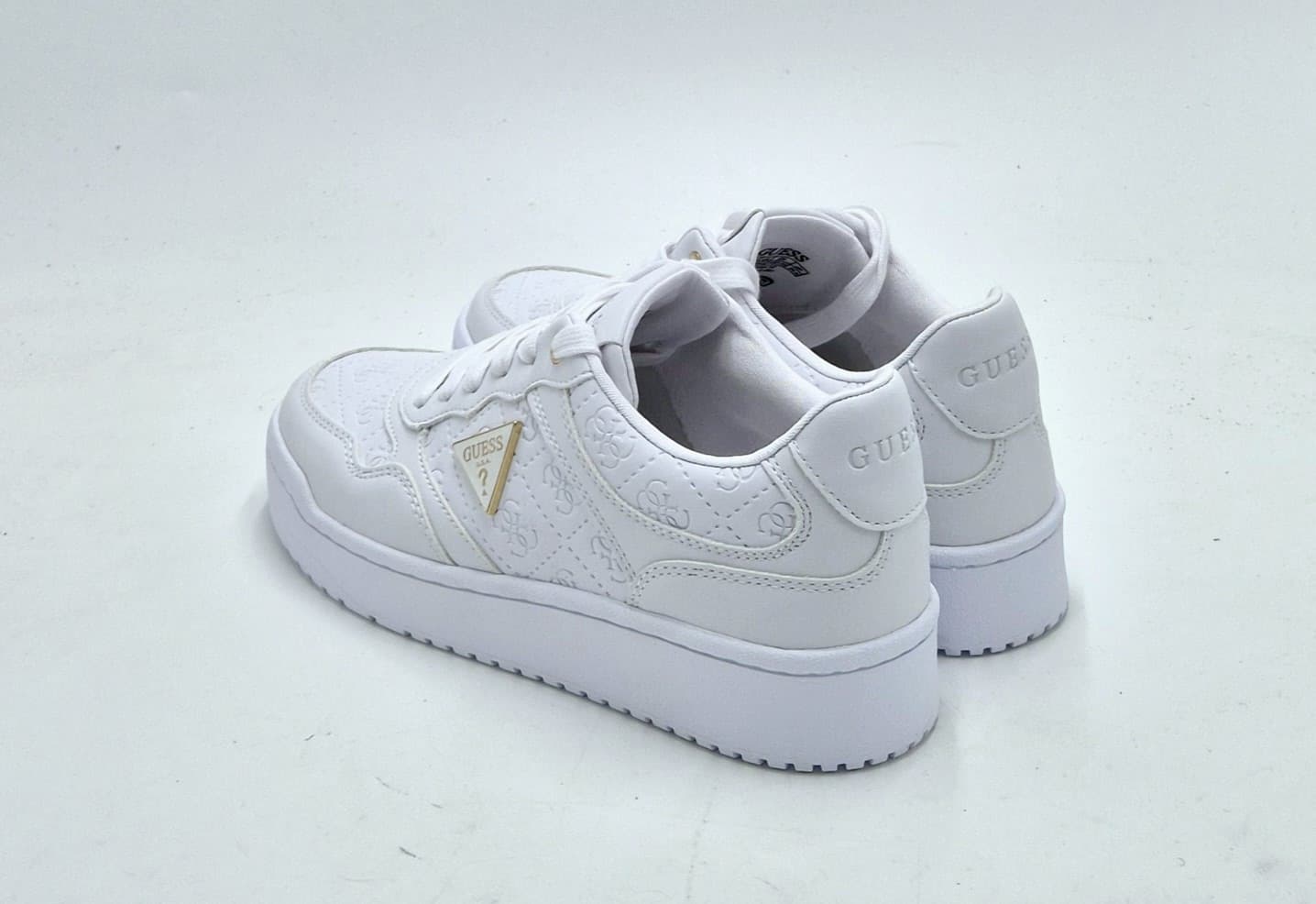 Guess sneaker logo allover embossed bianca FLJMI6FAL12