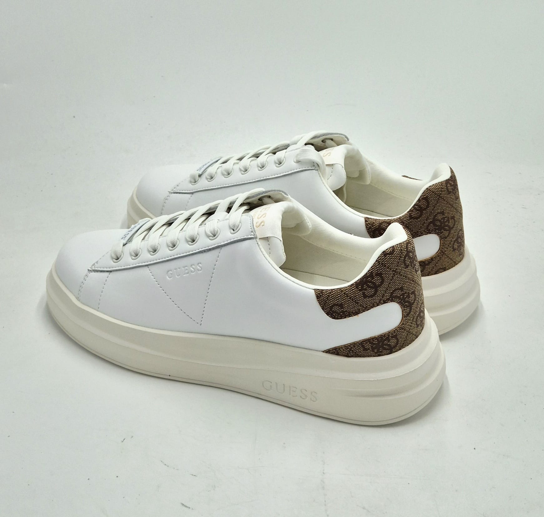 Guess scarpa uomo bianca in pelle con logo FMPVIBLEA12WBEIB