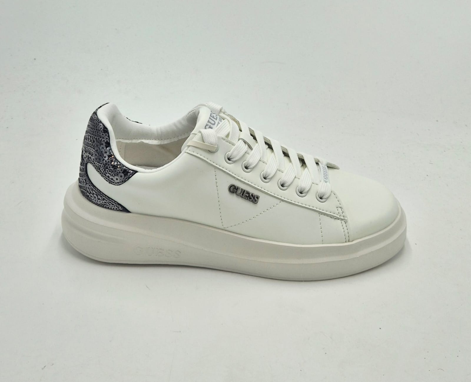 Guess sneaker in pelle bianca con paillettes FLFE10ELE12WHISI
