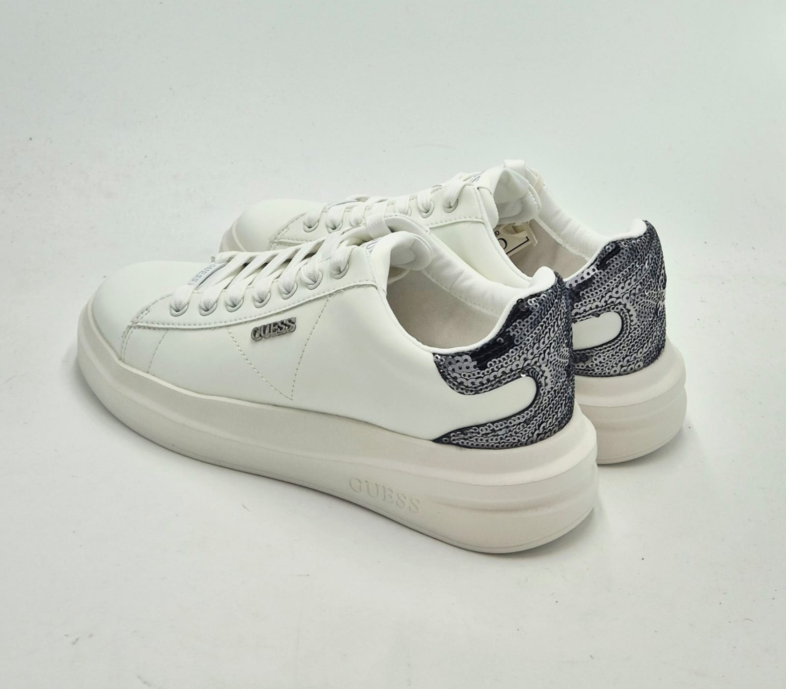 Guess sneaker in pelle bianca con paillettes FLFE10ELE12WHISI