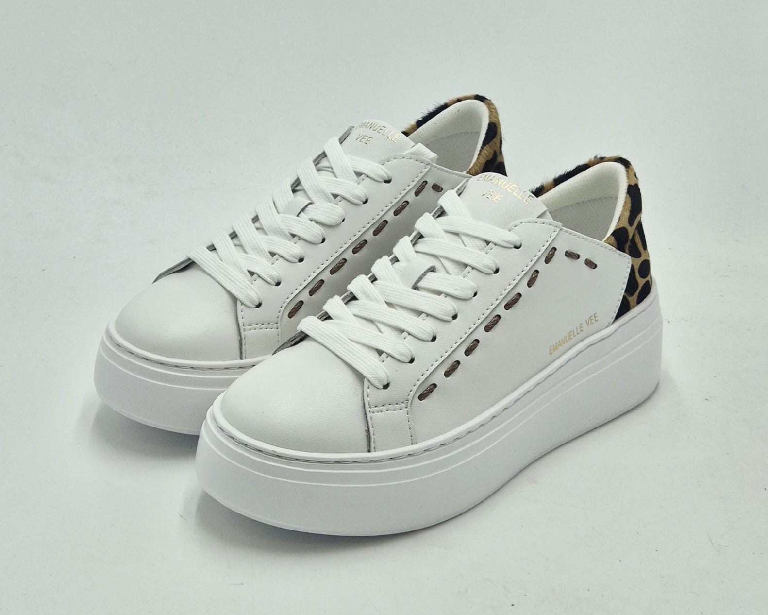 Emanuelle Vee sneakers pelle bianca 425P50319P003CB con cuciture oro e maculato fondo gomma con zeppa