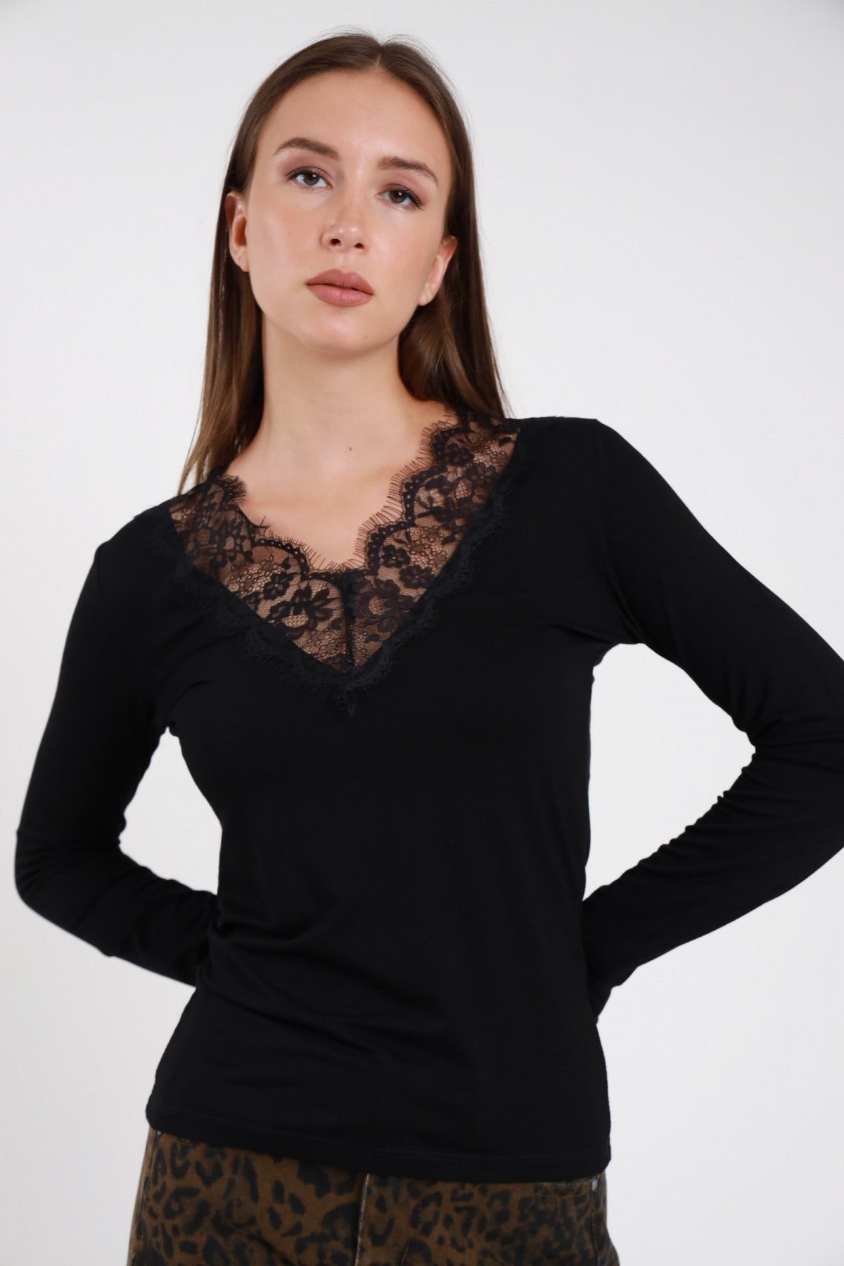 Susy mix maglia scollo V viscosa stretch con pizzo 11721U75 nero