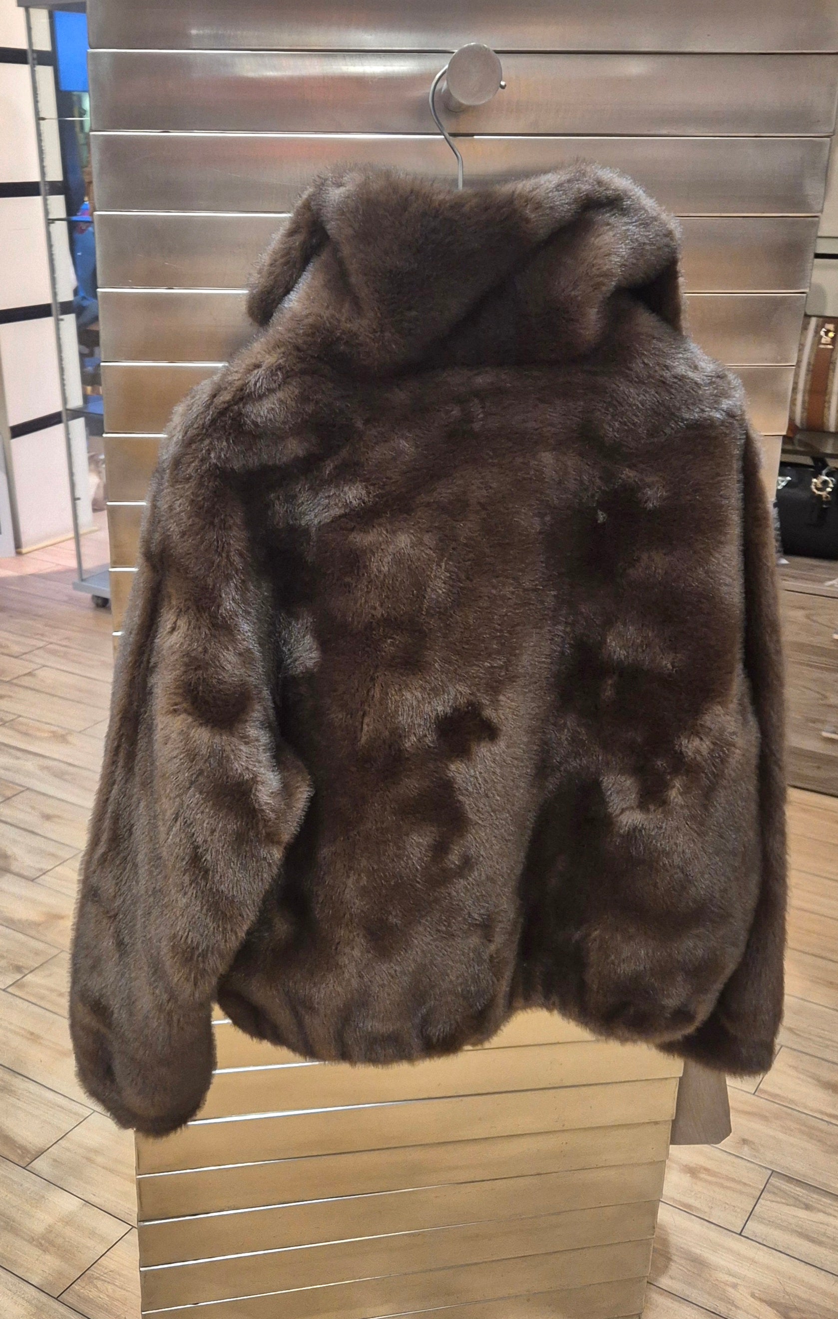 Kontatto ecopelliccia colore marrone testa di moro