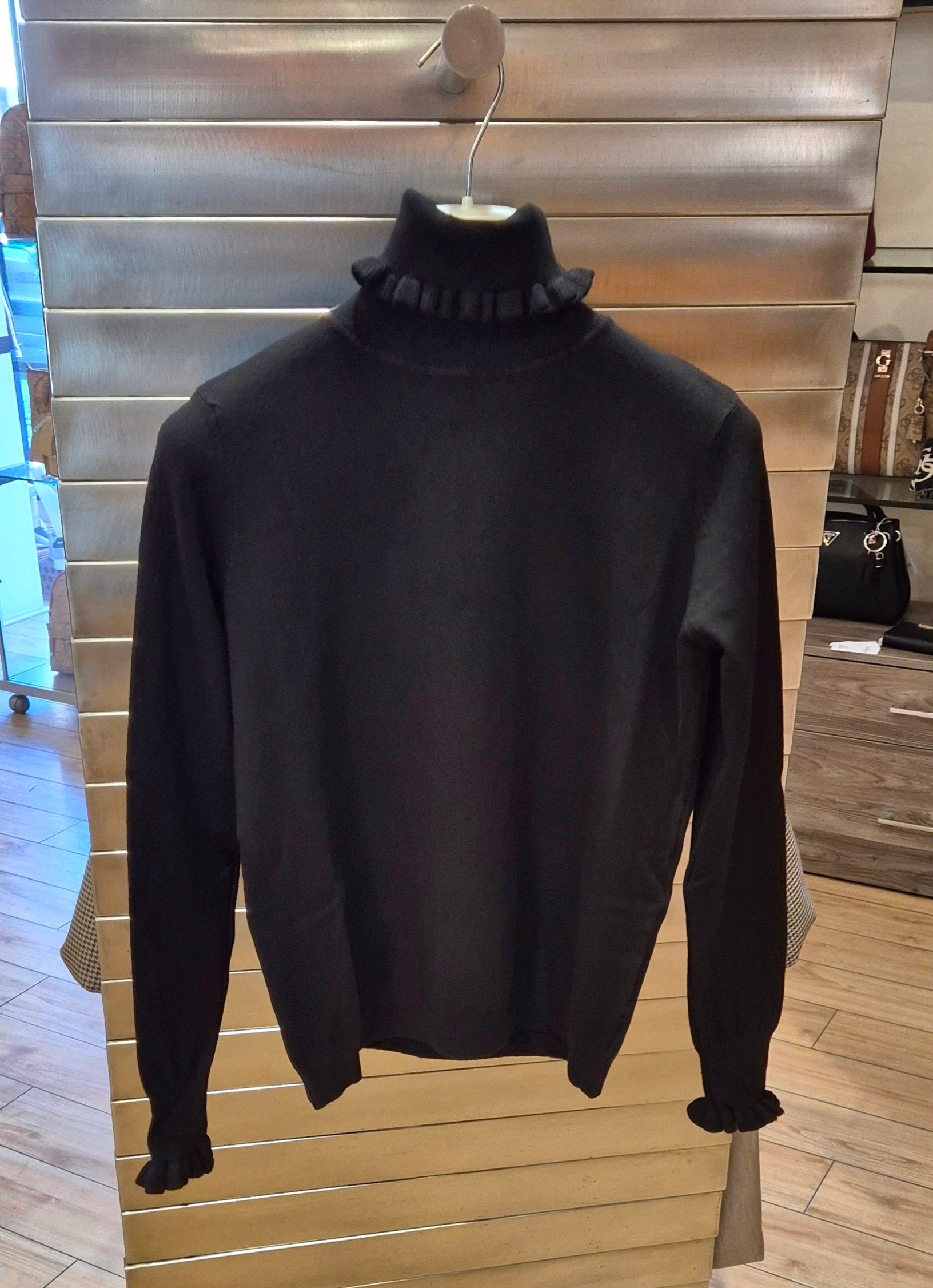 Susy mix maglioncino lupetto con gale AP450520U75 NERO