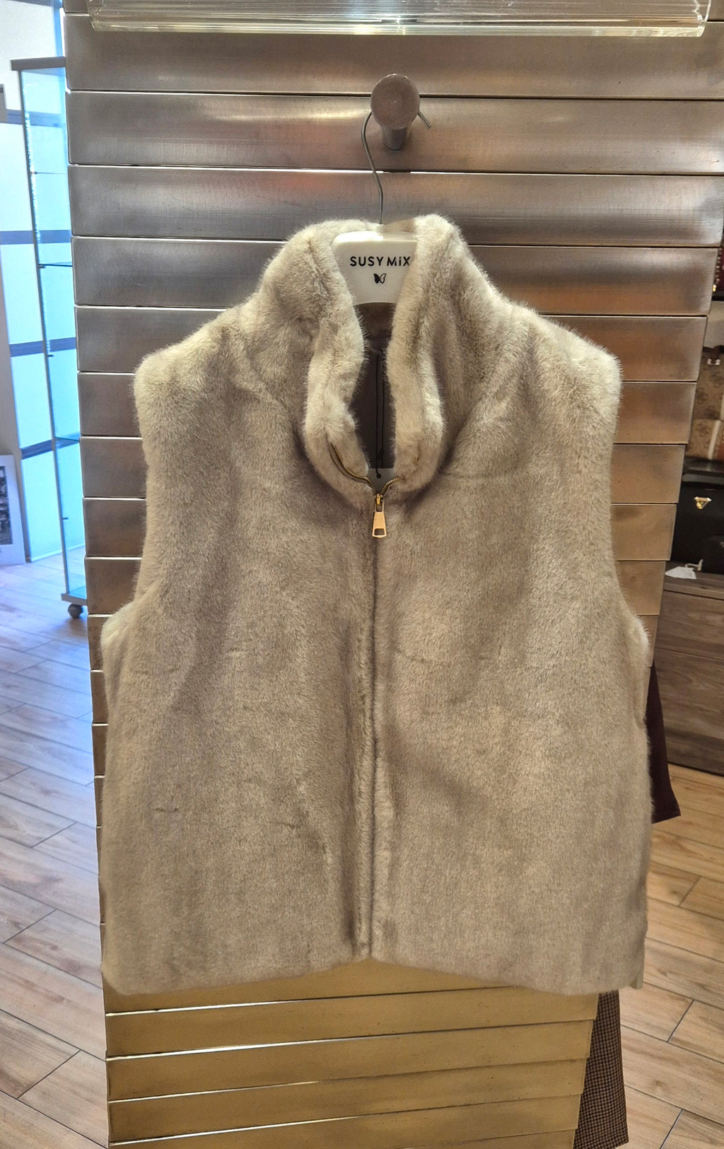 Susy mix gilet in ecopelliccia con cerniera GL0575U46 beige
