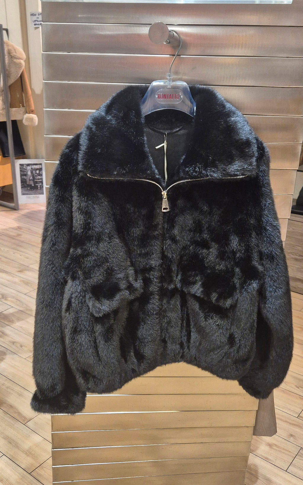 Kontatto ecopelliccia colore nero