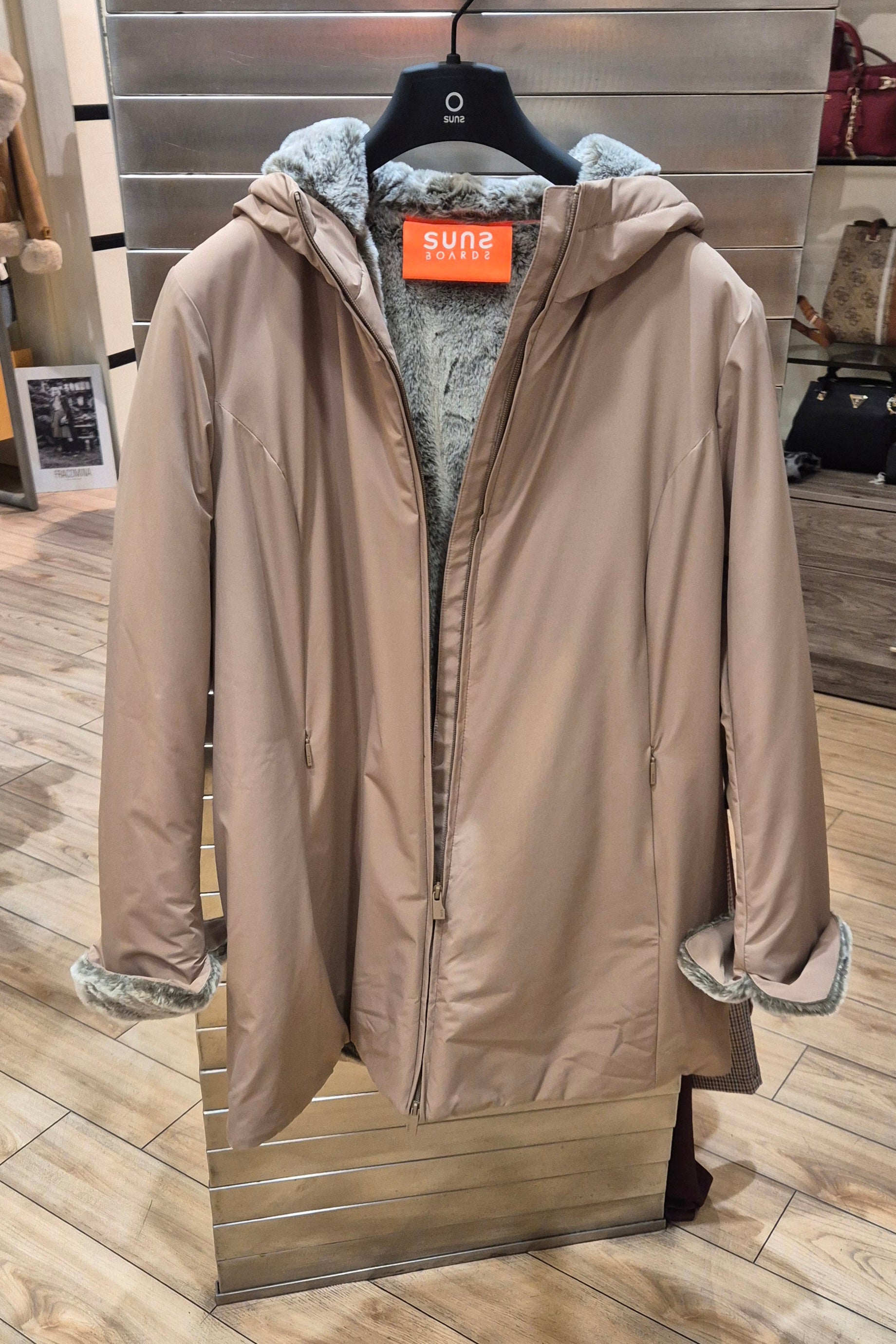 Suns giacchetto beige tessuto tecnico con interno ecopelliccia GBS5302DNOCE