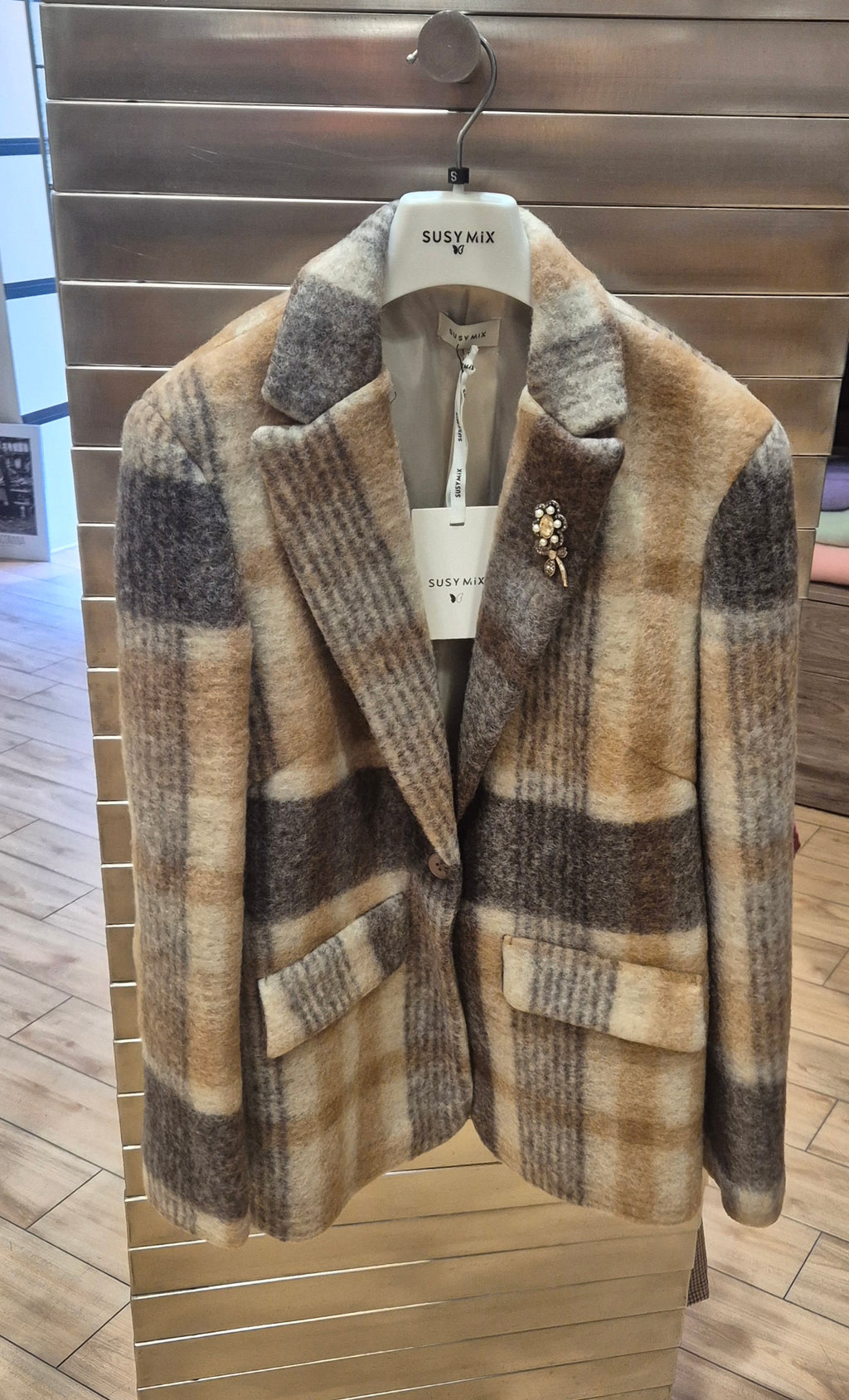 Susy Mix giacca con spilla effetto lana quadro beige J866AI319