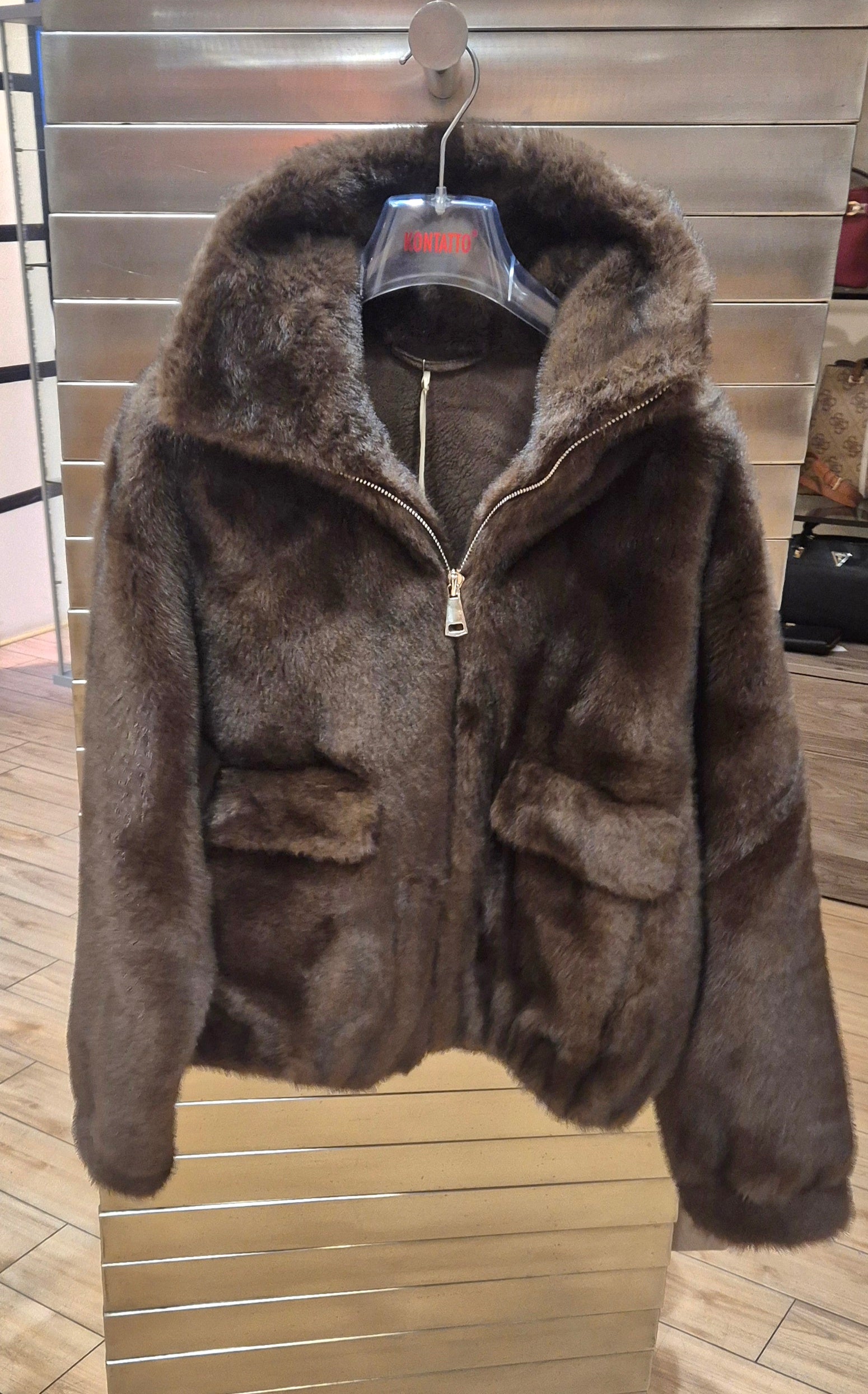 Kontatto ecopelliccia colore marrone testa di moro