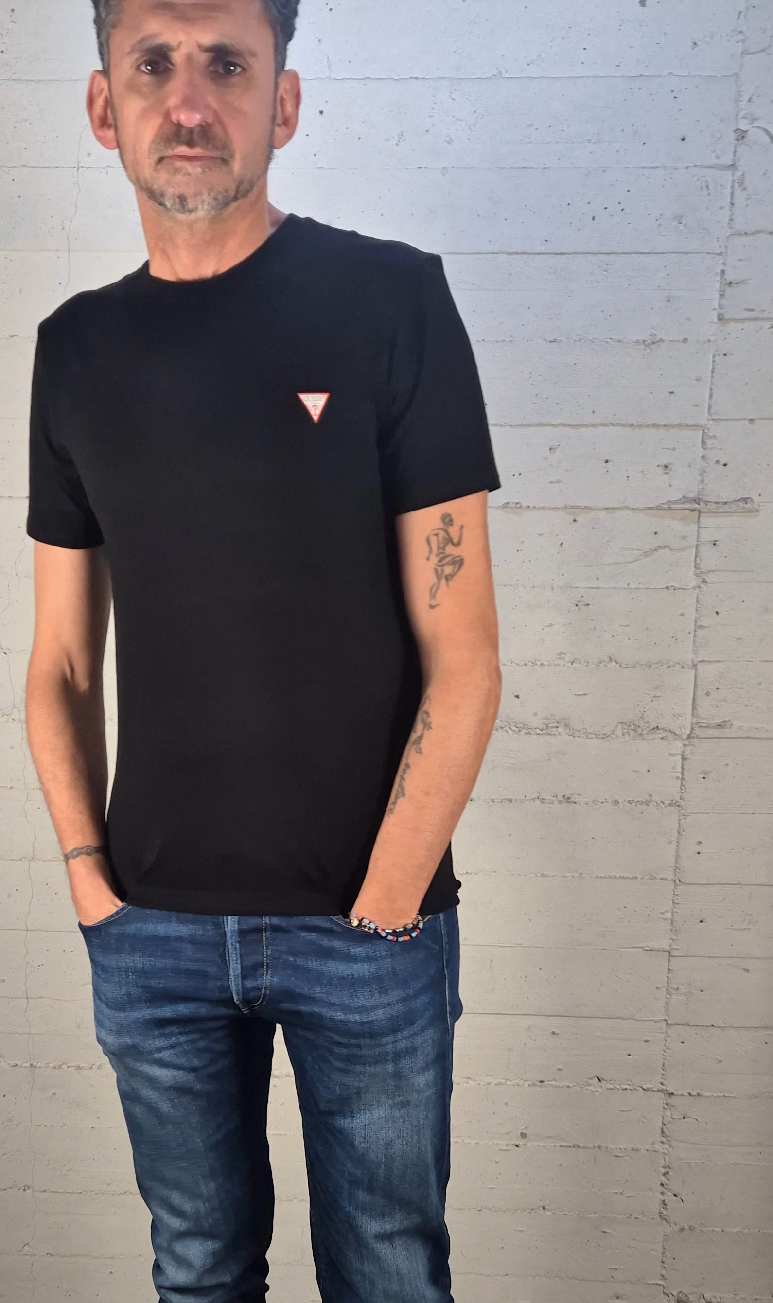 Guess t-shirt logo piccolo M2YI24J1314 JBLK nero