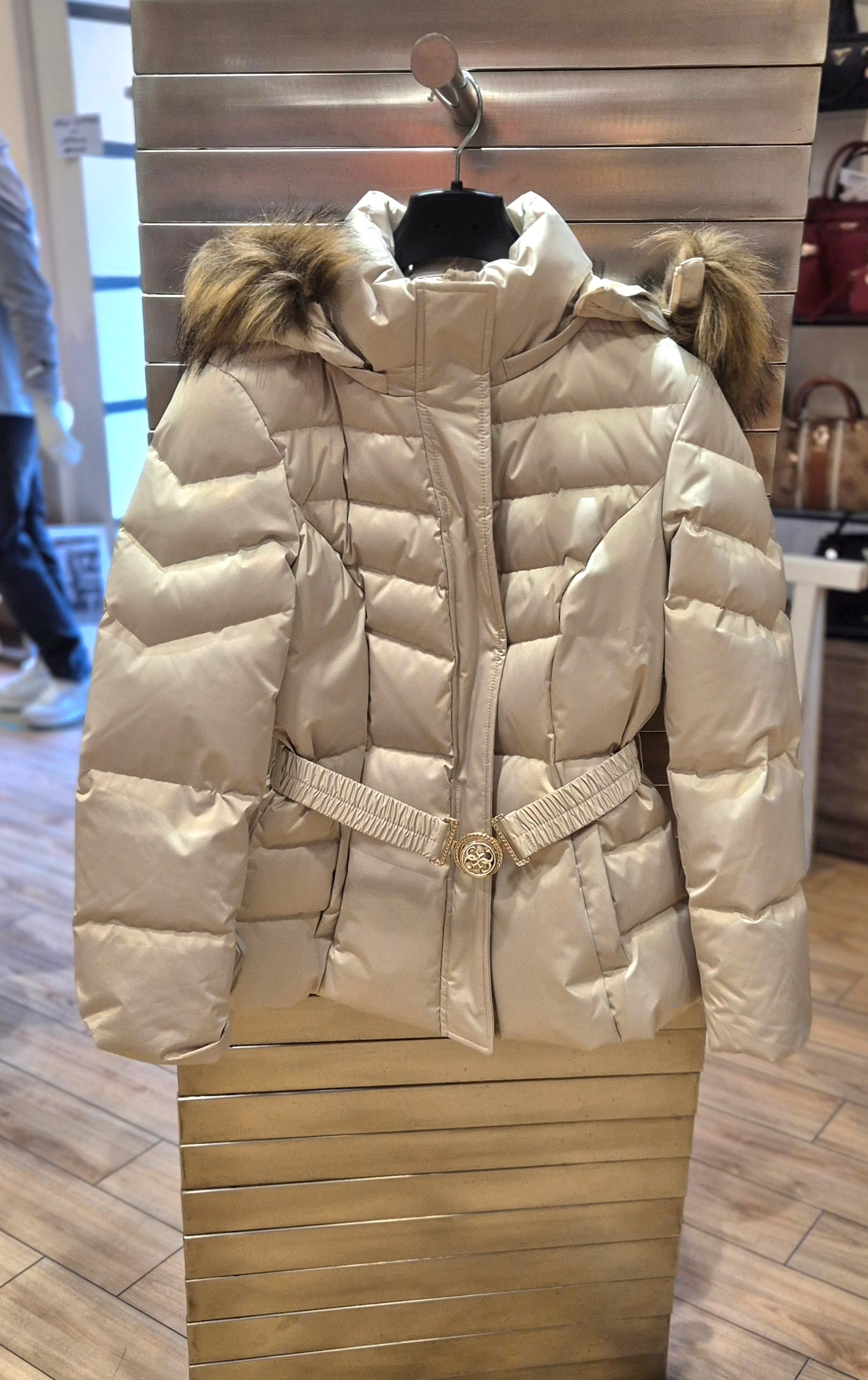 Guess giacchetto imbottito panna con ecopelliccia staccabile W5BL31W2802A115