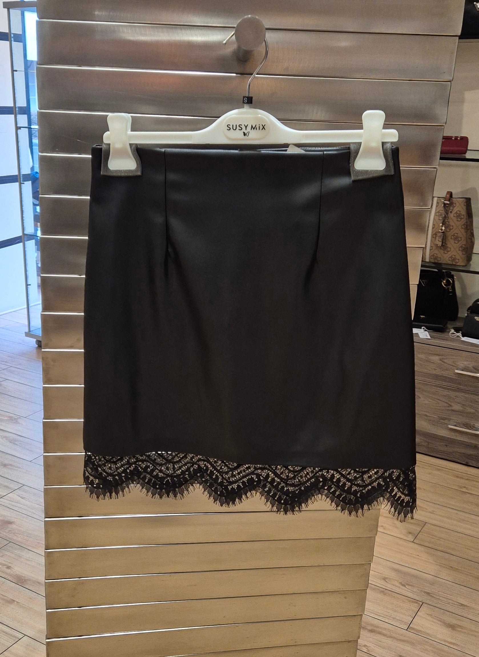 Susy mix minigonna ecopelle con pizzo PP304T10U75 NERO