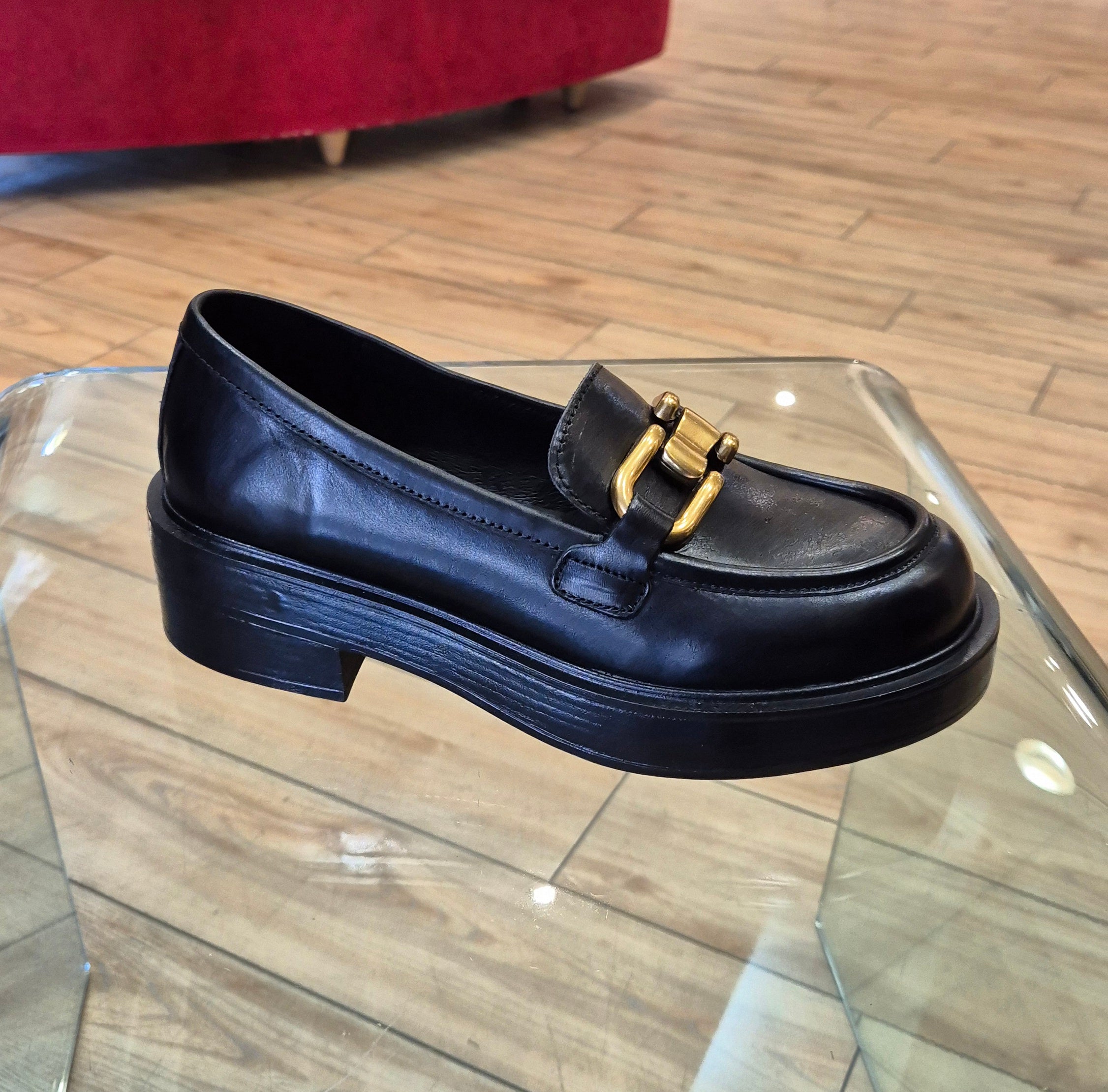 Emanuelle Vee mocassino pelle nera con accessorio oro 7051P131BLACK