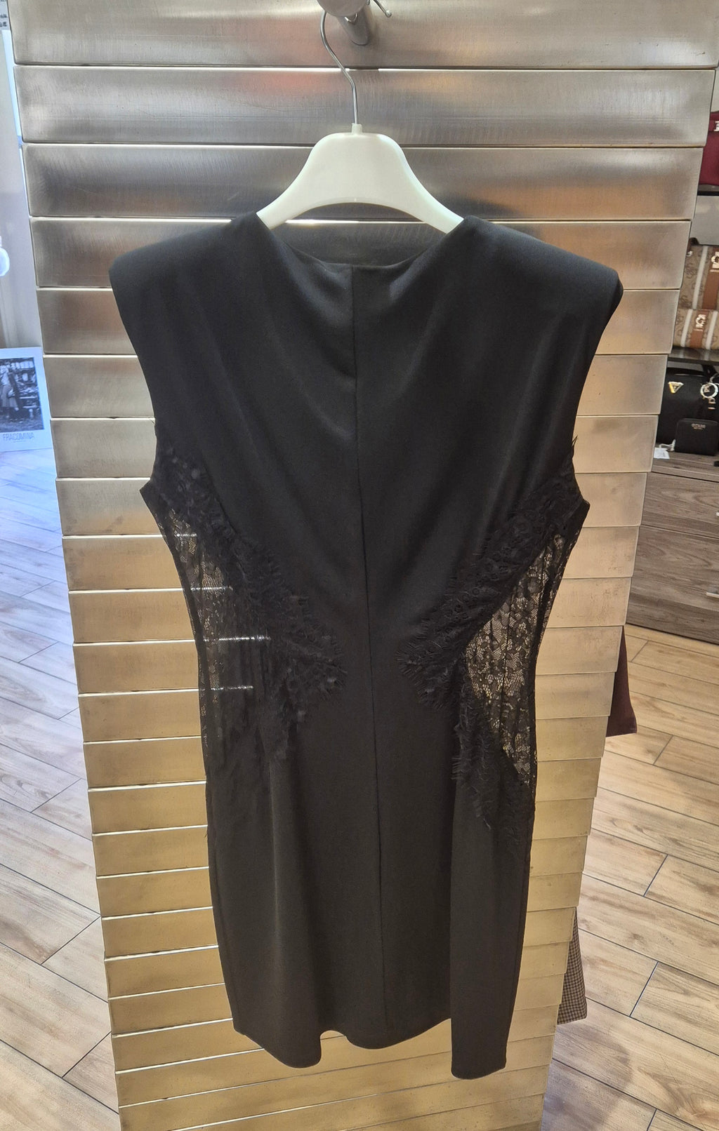 Susy mix abito smanicato con inserti in pizzo V12422CR nero